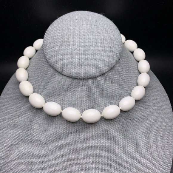 Vintage Trifari White Beaded Necklace Bracelet Set - Picture 4 of 6